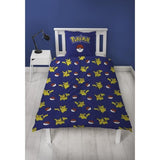 Set letto - POKEMON - Pikachu e Poké-ball - Microfibra - 1 copripiumino 140 x 200 cm + 1 federa 63 x 63 cm