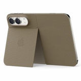 Apple Custodia Folio per iPhone Duo con supporto (Apple - Cover posteriore per cellulare - con sostegno a cavalletto - Compatibilit MagSafe - TechWoven - talpa - per iPhone Duo)